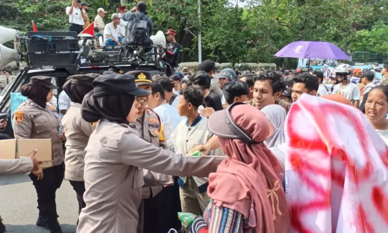 Di Monas, Polisi Central Jakarta Bagikan Air Mineral dan Snack ke Demonstran, Pesan Humanis di Tengah Aksi