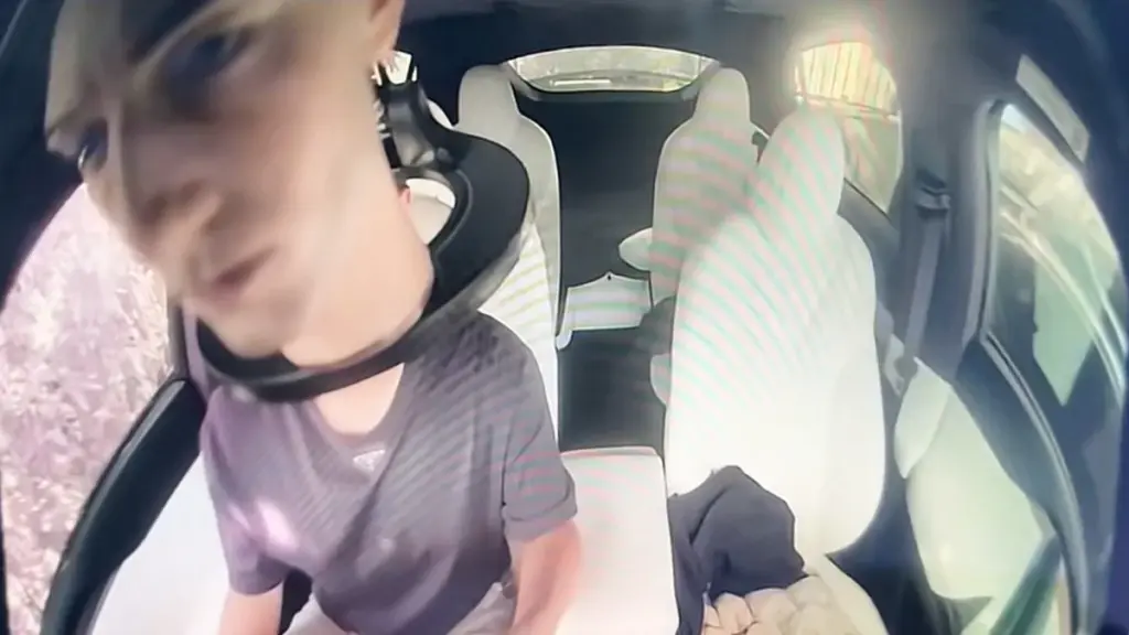 Cuma Rp 170 Ribuan, Kepala Boneka Ronaldo-Messi Bisa Mengecoh Sistem Autopilot Tesla