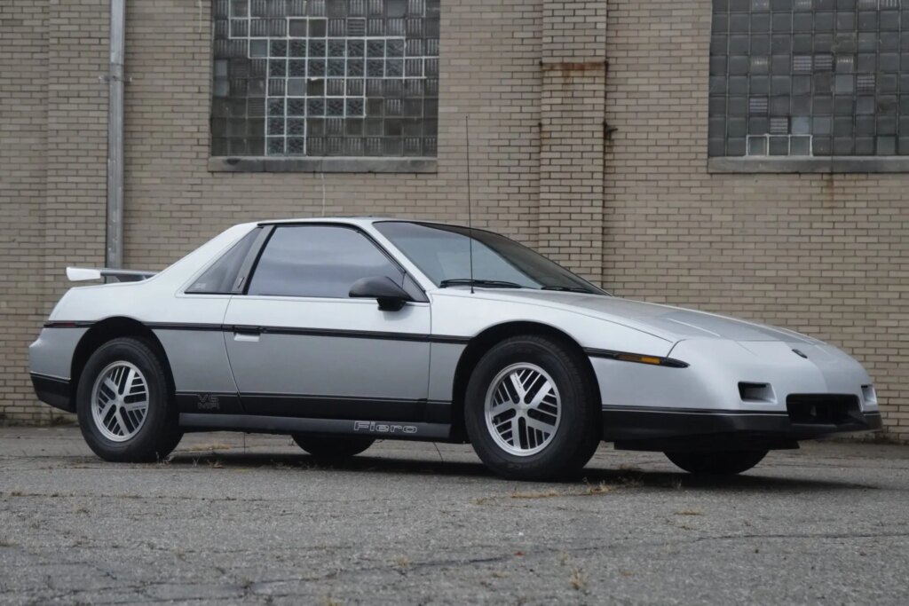 Pontiac Fiero SE 1987 Ini Hanya Dipakai 5.684 Mil, Nyaris Baru Setelah 38 Tahun