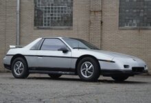Pontiac Fiero SE 1987 Ini Hanya Dipakai 5.684 Mil, Nyaris Baru Setelah 38 Tahun