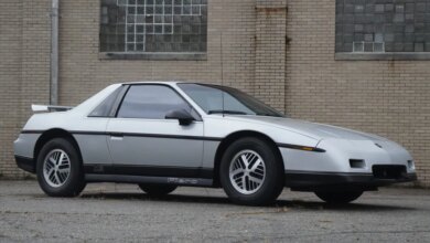Pontiac Fiero SE 1987 Ini Hanya Dipakai 5.684 Mil, Nyaris Baru Setelah 38 Tahun