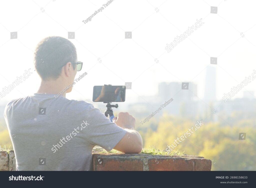 Tripod HP Ini Bikin Solo Traveling Makin Mandiri, Foto Estetik Tanpa Merepotkan Orang Lain