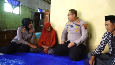 Jukir Lansia Brebes Gagalkan Pencurian Rp 3,6 Miliar, Kini Diantar Umrah oleh Korban