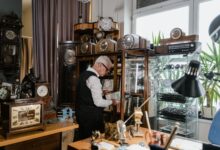 6 Prompt Gemini AI yang Mengubah Foto Biasa Jadi Potret Vintage di Toko Jam Antik