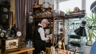 6 Prompt Gemini AI yang Mengubah Foto Biasa Jadi Potret Vintage di Toko Jam Antik