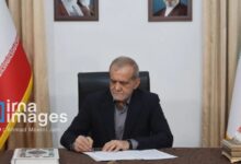 Foto Bersejarah Pezeshkian Tanda Tangan Pakta Damai AS-Iran, Selat Hormuz Kembali Tenang