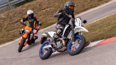 Suzuki DR-Z4SM Vs KTM 390 SMC R, Tradisional Jepang Kalah Murah Dari Supermoto Modern