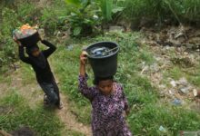 Warga Berjalan Satu Kilometer Demi Air Bersih, Kemarau Mengeringkan Sumber Desa Gunung Putri