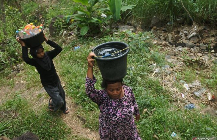 Warga Berjalan Satu Kilometer Demi Air Bersih, Kemarau Mengeringkan Sumber Desa Gunung Putri