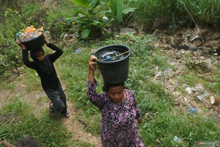 Warga Berjalan Satu Kilometer Demi Air Bersih, Kemarau Mengeringkan Sumber Desa Gunung Putri