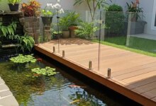 9 Desain Kolam Ikan Berpagar Kaca, Tetap Cantik Tanpa Membuat Anak Mudah Mendekat