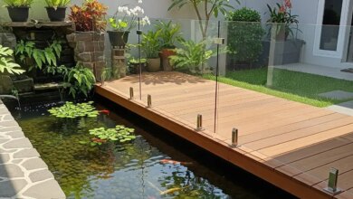 9 Desain Kolam Ikan Berpagar Kaca, Tetap Cantik Tanpa Membuat Anak Mudah Mendekat