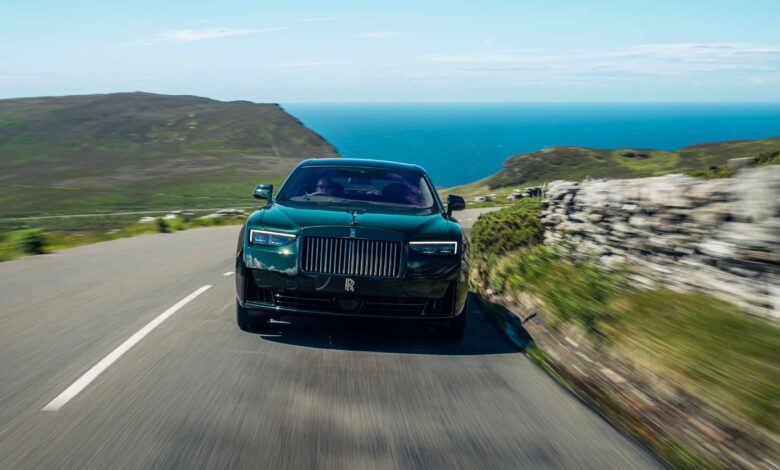 Rolls-Royce Black Badge Ghost Tourist Trophy, Sedan Mewah yang Menyimpan Arsip Balap 1906