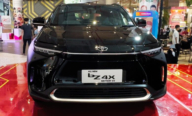 Toyota EV Hitam Ini Pijat Jok Depan, Tetap Eksklusif Buat China