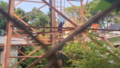 Dua Santri Brebes Panjat Menara 50 Meter, Berakhir Saat Damkar Turun Tangan