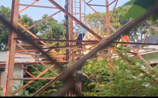 Dua Santri Brebes Panjat Menara 50 Meter, Berakhir Saat Damkar Turun Tangan