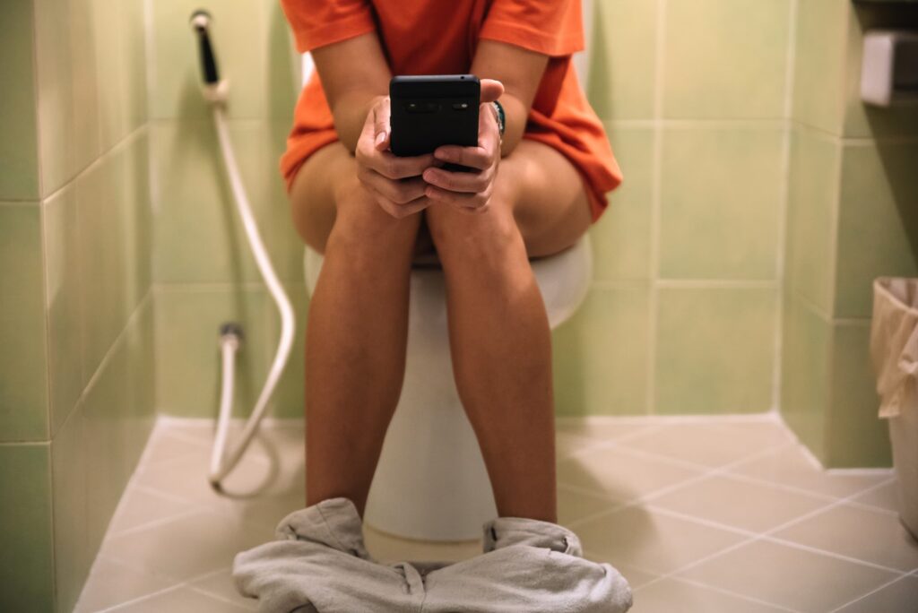 Main HP di Toilet Ternyata Bisa Memicu Infeksi Hingga Wasir, Ini Risikonya