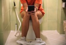 Main HP di Toilet Ternyata Bisa Memicu Infeksi Hingga Wasir, Ini Risikonya