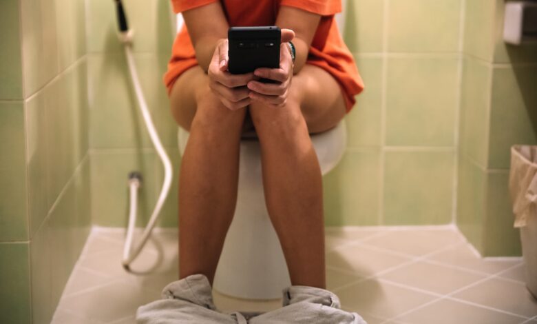 Main HP di Toilet Ternyata Bisa Memicu Infeksi Hingga Wasir, Ini Risikonya