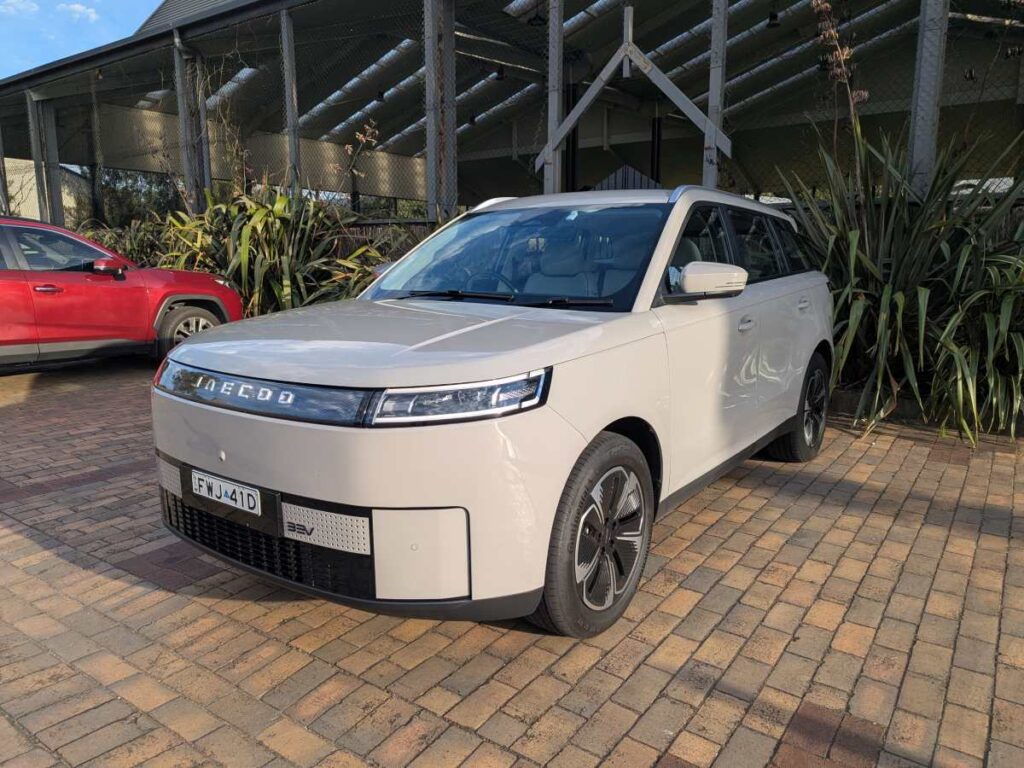 Jaecoo J5 EV Tembus 13 Ribu Unit, Ungguli Jauh Atto 1 di Pasar Mobil Listrik