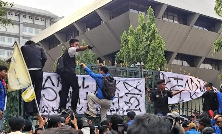 PMII Jateng Goyang Pagar DPRD, Kritik Pemadaman Listrik dan Evaluasi Program Pemerintah