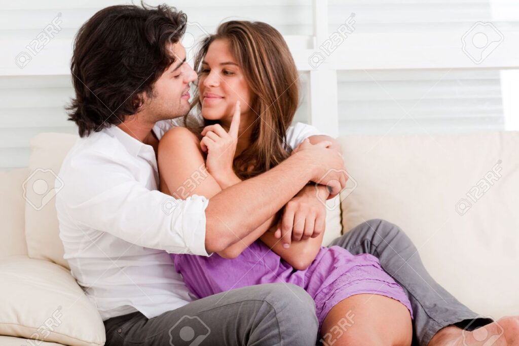 7 Posisi Seks di Sofa, Dari Yang Paling Intim Hingga Paling Nyaman