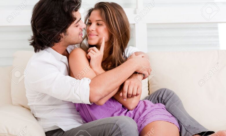 7 Posisi Seks di Sofa, Dari Yang Paling Intim Hingga Paling Nyaman