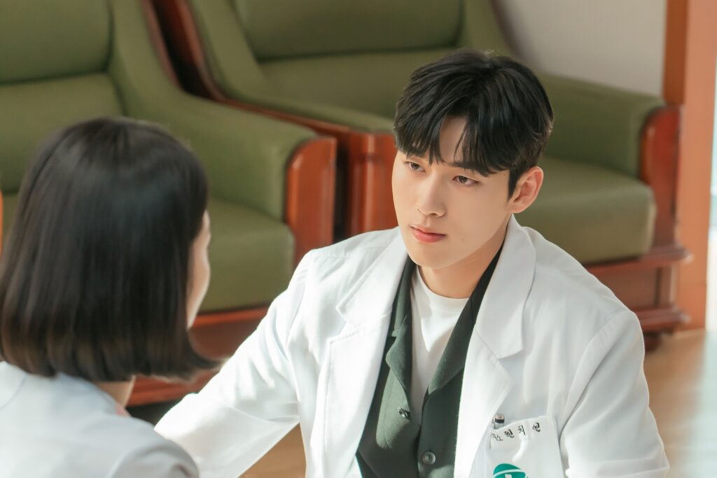 3 Alasan Warga Takut Pada Park Chun Sik di Doctor On The Edge, Hidup Bisa Jadi Sengsara