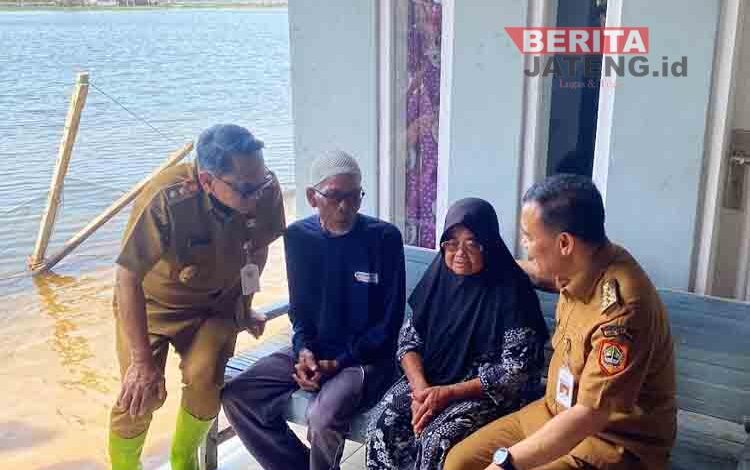 Rob Tewaskan Aktivitas Warga Tunggulsari, Gubernur Jateng Siapkan Rp400 Juta untuk Tanggul Darurat