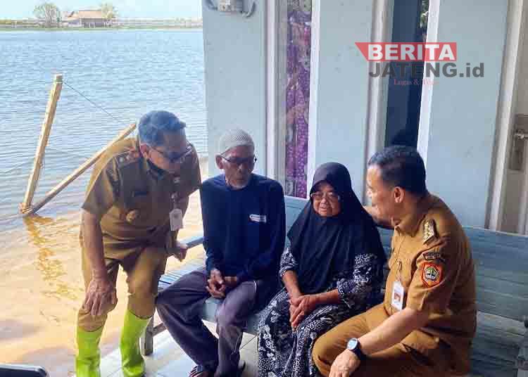 Rob Tewaskan Aktivitas Warga Tunggulsari, Gubernur Jateng Siapkan Rp400 Juta untuk Tanggul Darurat
