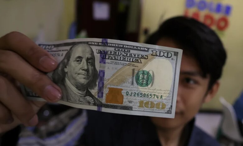 Rupiah Kembali Menyentuh Rp 17.960, Tekanan Dolar AS dan Sinyal Domestik Belum Reda