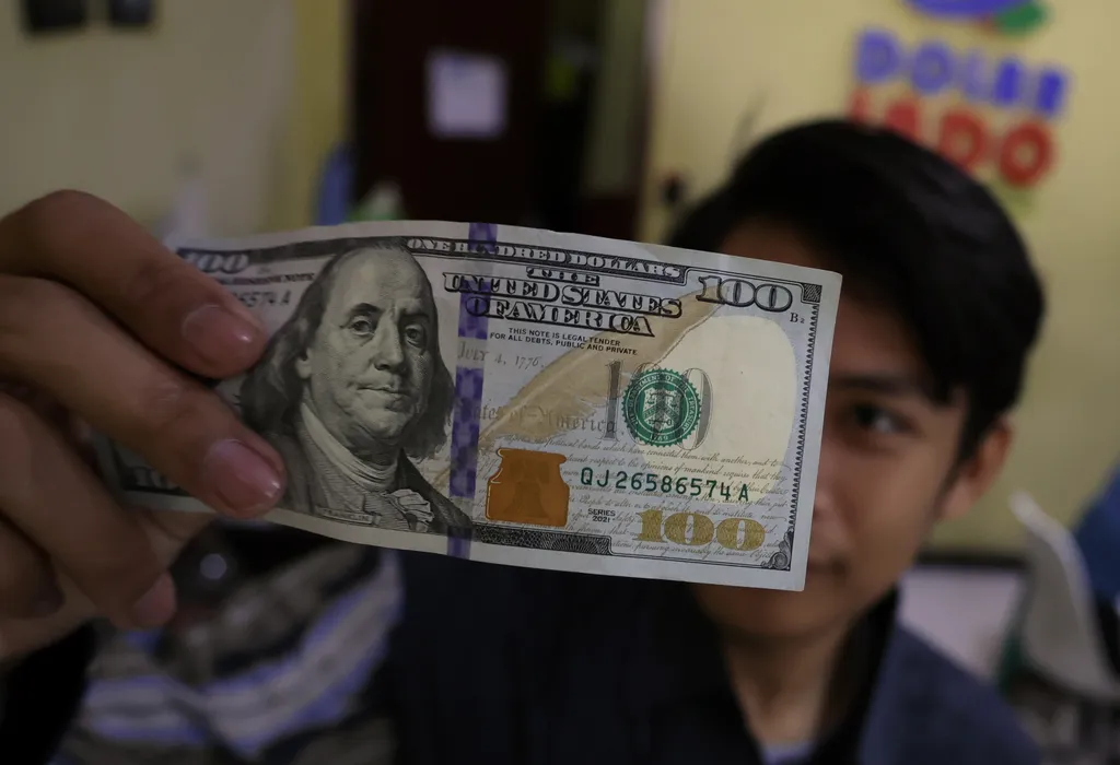 Rupiah Kembali Menyentuh Rp 17.960, Tekanan Dolar AS dan Sinyal Domestik Belum Reda