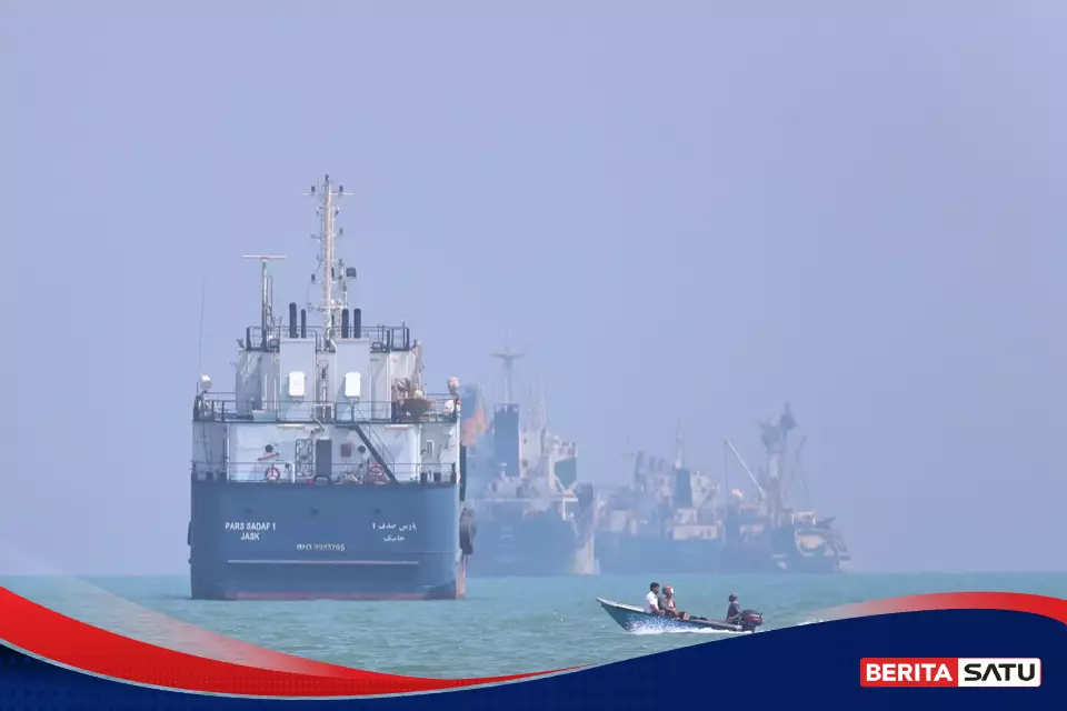 Selat Hormuz Kembali Ramai, Jalur Minyak Dunia Masih Menggantung di Ambang Bahaya