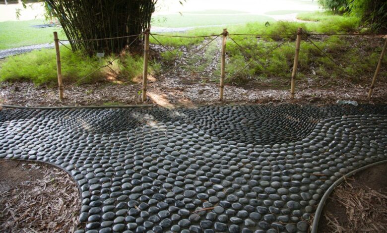 Halaman Cantik Bisa Jadi Jalur Terapi, 12 Cara Membuat Refleksi Kaki yang Aman untuk Lansia