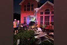 Tesla Ditabrak Tuduhan Fatal, Pemilik Bilang Self-Driving Aktif Saat Hantam Rumah di Texas