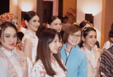 Victoria Kosasieputri dan Karina Moudy di Kirab Satu Suro, Anggun dalam Balutan Kebaya Hitam