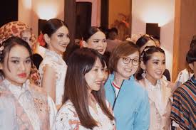 Victoria Kosasieputri dan Karina Moudy di Kirab Satu Suro, Anggun dalam Balutan Kebaya Hitam