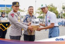 Kapolda Jateng Bagikan 1.000 Sepatu Gratis di Sukoharjo, Pesan Kamtibmas untuk Pelajar