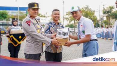 Kapolda Jateng Bagikan 1.000 Sepatu Gratis di Sukoharjo, Pesan Kamtibmas untuk Pelajar