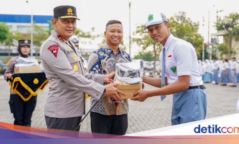 Kapolda Jateng Bagikan 1.000 Sepatu Gratis di Sukoharjo, Pesan Kamtibmas untuk Pelajar