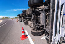 Truk Besi Terguling di Tomang, Evakuasi Rumit Picu Macet Panjang di Arteri S Parman