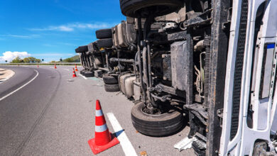 Truk Besi Terguling di Tomang, Evakuasi Rumit Picu Macet Panjang di Arteri S Parman