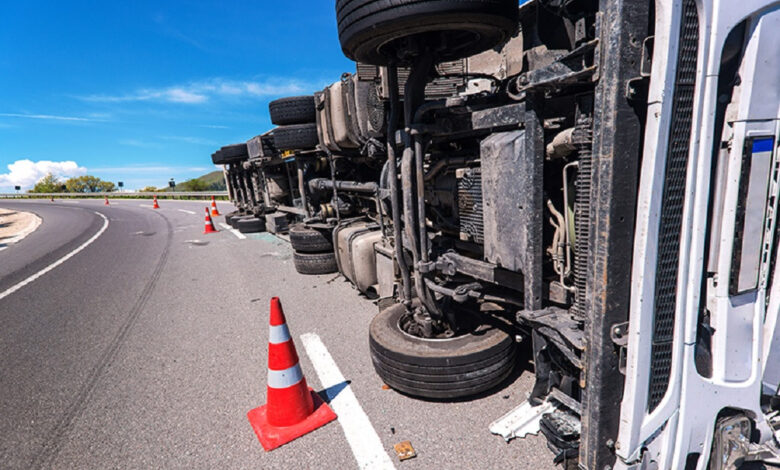 Truk Besi Terguling di Tomang, Evakuasi Rumit Picu Macet Panjang di Arteri S Parman