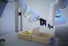 Tangan Bionik Kini Mengajar Robot Merasakan Sentuhan, Jalan Baru untuk Pegangan yang Lebih Cerdas
