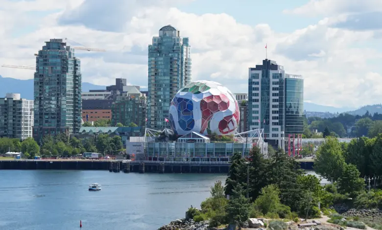 Vancouver Sulap Science World Jadi Bola Sepak Raksasa 17 Lantai, Ikon Baru Piala Dunia