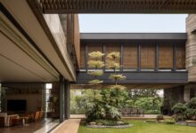 7 Desain Rumah dengan Koridor Terbuka, Trik Hunian Tropis Tetap Sejuk Tanpa Pengap