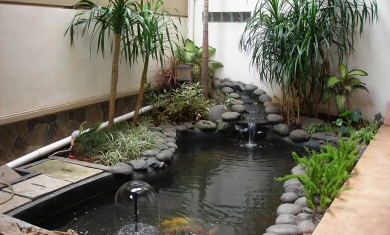 8 Inspirasi Taman Mini dan Kolam Ikan, Ubah Sudut Rumah Jadi Area Healing Ala Resor