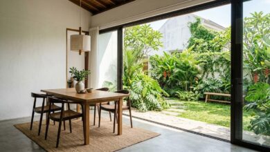 7 Desain Ruang Makan Menghadap Kebun Belakang, Bikin Rumah Kecil Terasa Jauh Lebih Lega